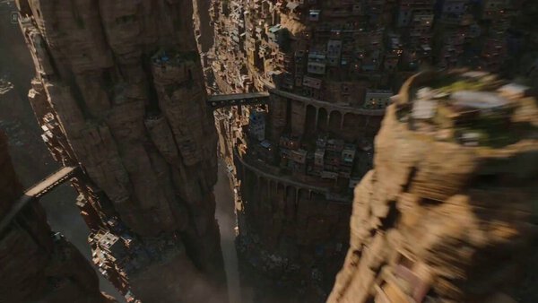 Speeder Chase Across Cliff City